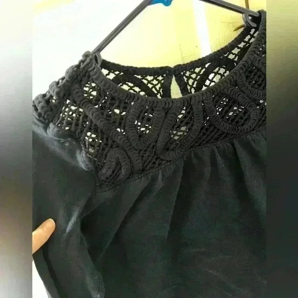 Gap navy blue flowy blouse with crocheted top - Picture 4 of 4